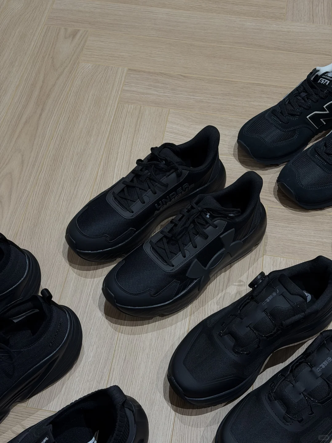 近期9双适合通勤且百搭的全黑鞋子合集。