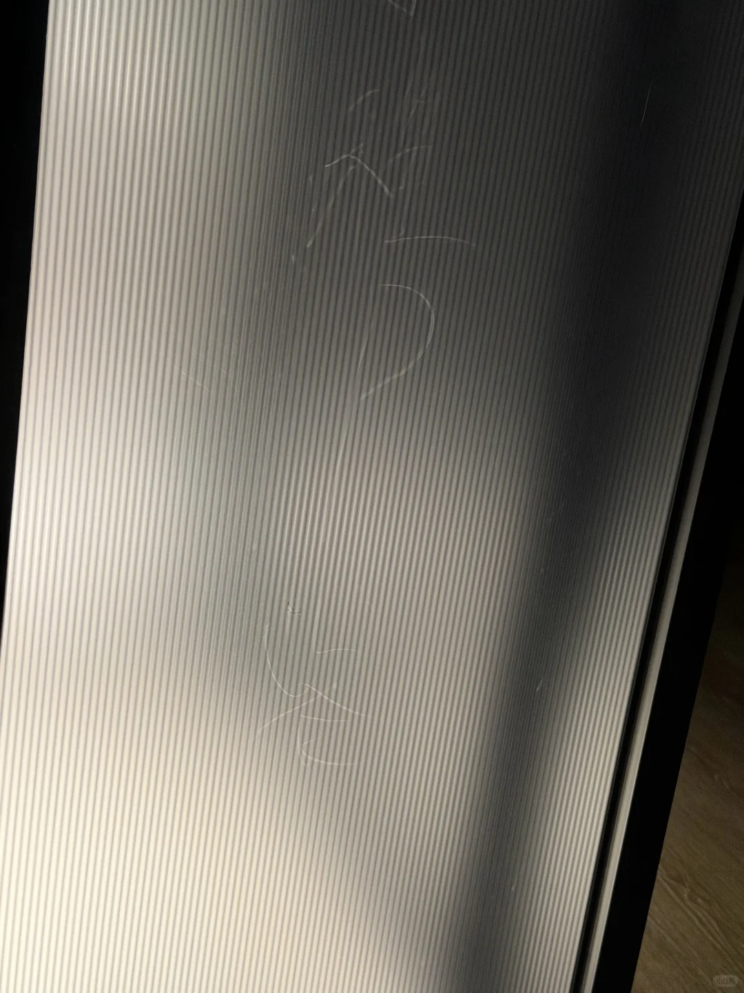 汉庭酒店玻璃上有刻字