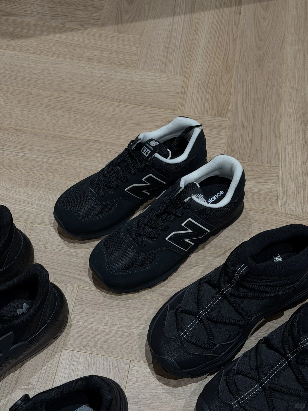 近期9双适合通勤且百搭的全黑鞋子合集。