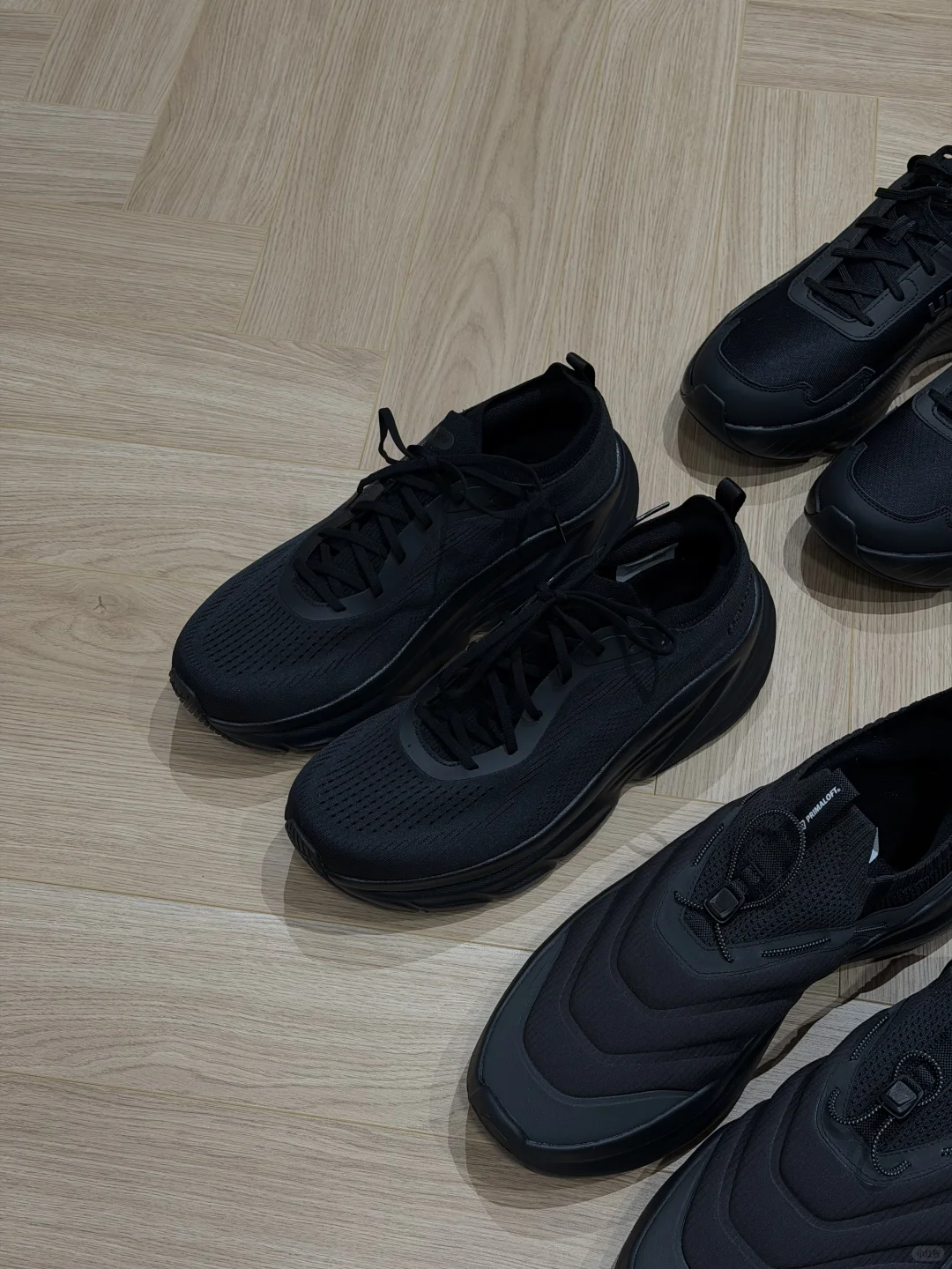 近期9双适合通勤且百搭的全黑鞋子合集。