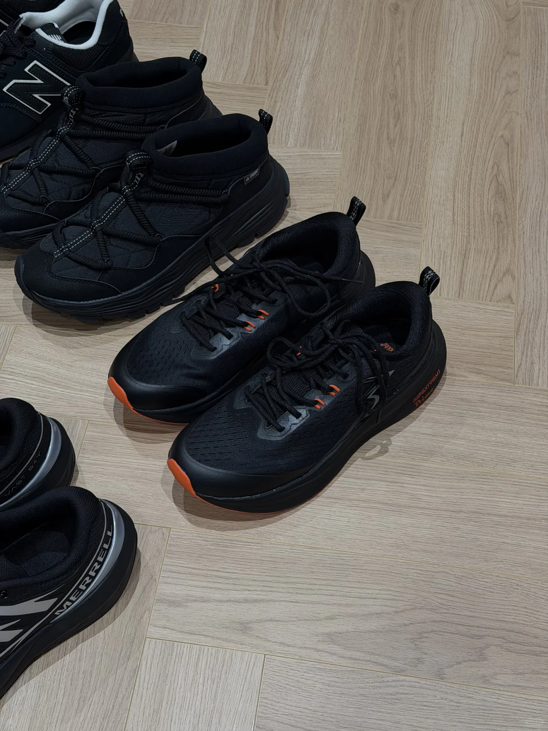 近期9双适合通勤且百搭的全黑鞋子合集。