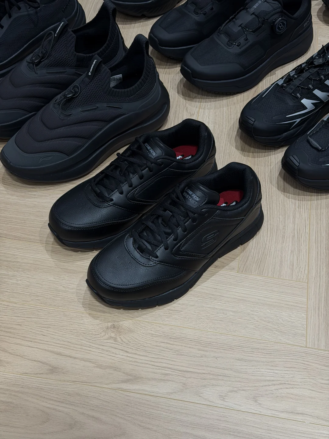 近期9双适合通勤且百搭的全黑鞋子合集。