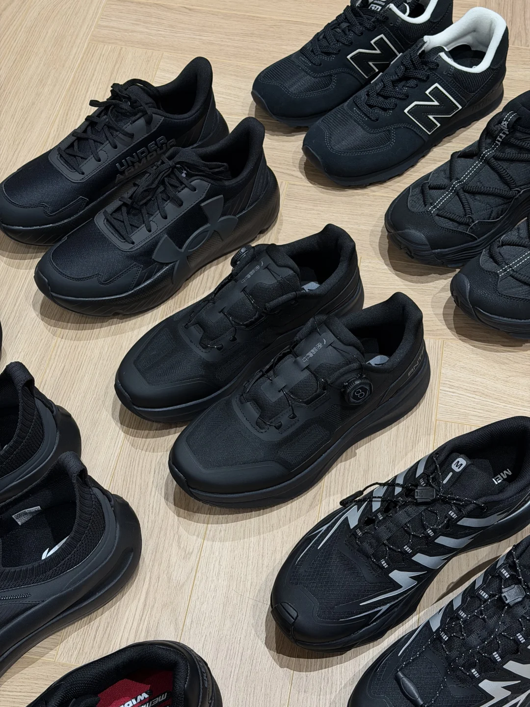 近期9双适合通勤且百搭的全黑鞋子合集。