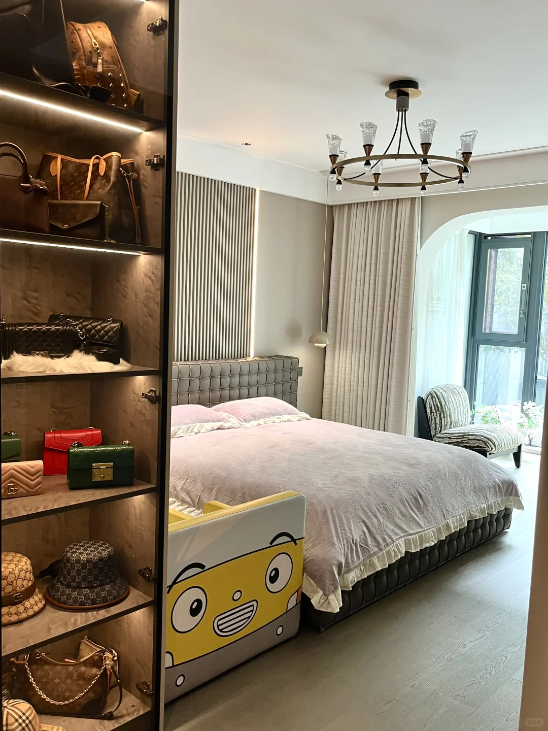 这个带着L衣柜设计的主卧，居然有点好看！