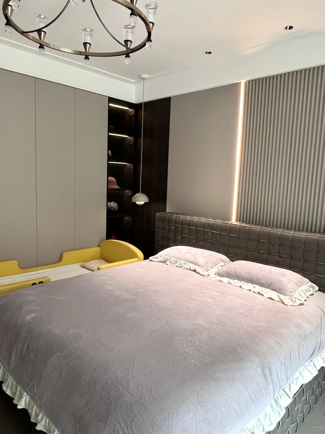 这个带着L衣柜设计的主卧，居然有点好看！