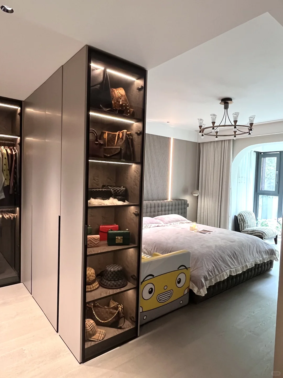 这个带着L衣柜设计的主卧，居然有点好看！