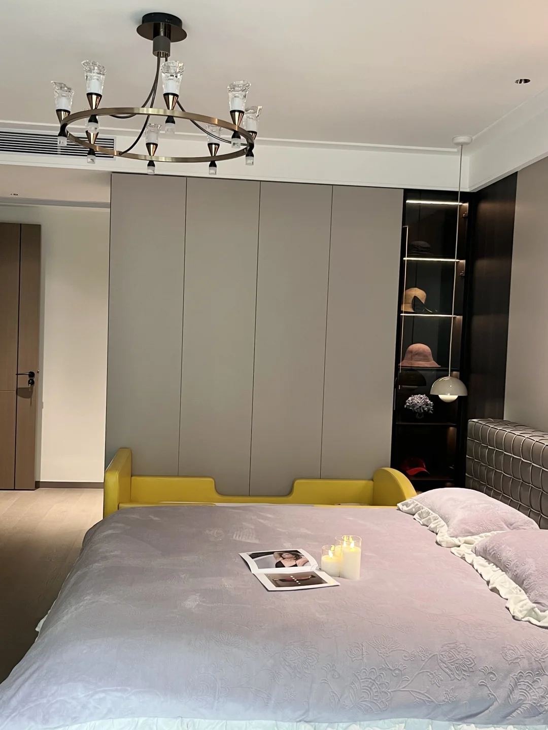 这个带着L衣柜设计的主卧，居然有点好看！