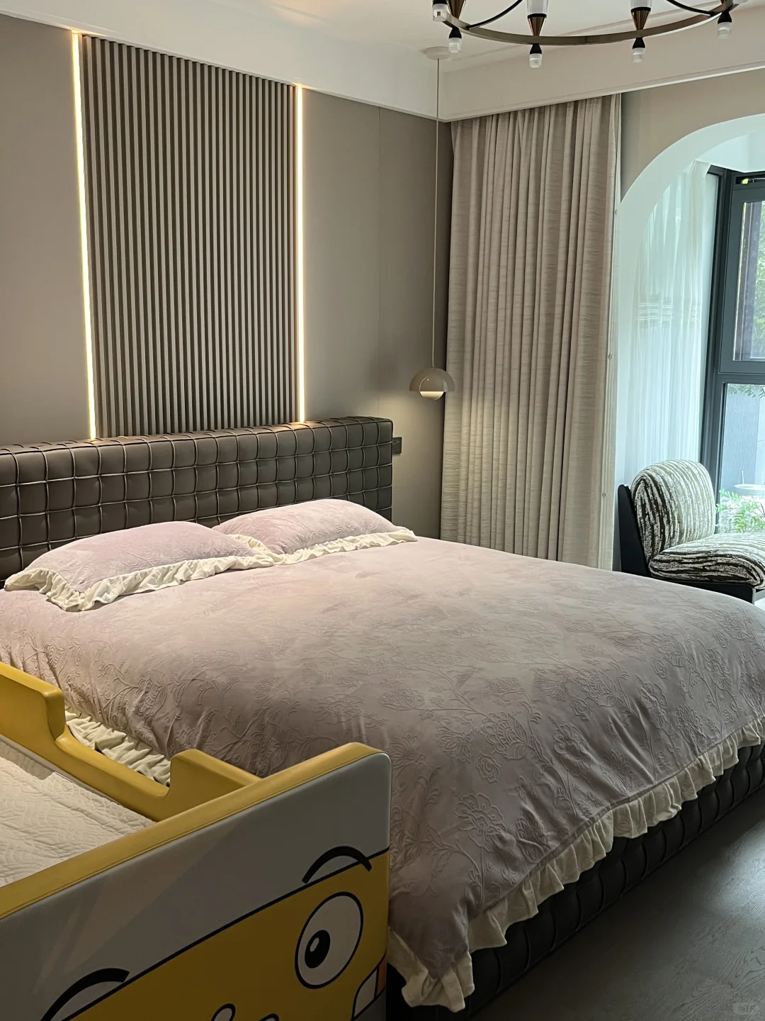 这个带着L衣柜设计的主卧，居然有点好看！