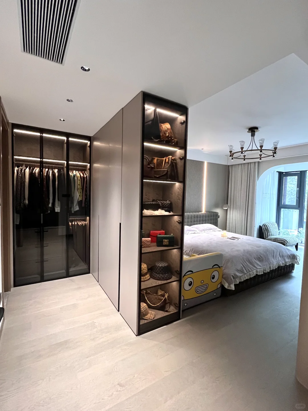 这个带着L衣柜设计的主卧，居然有点好看！