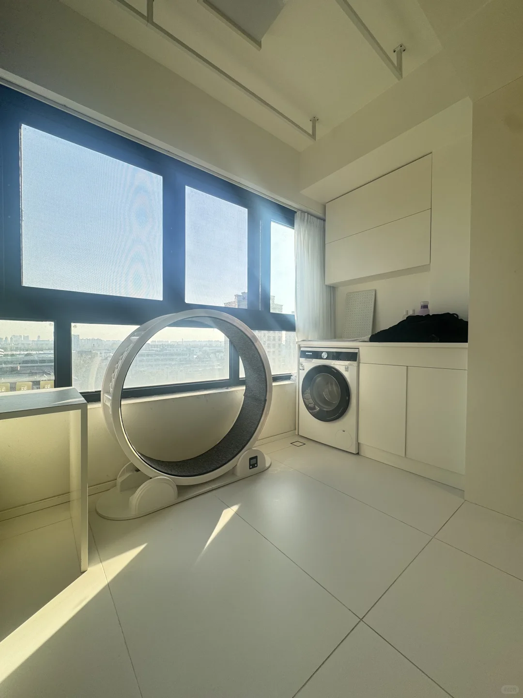 ✨ 阳光从落地窗涌进来，全屋亮到发光～