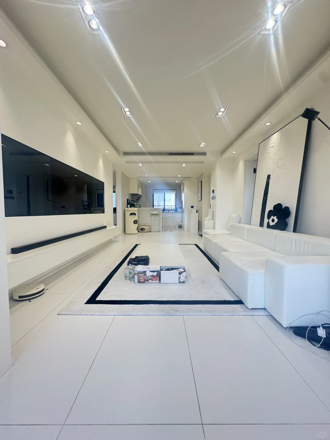 ✨ 阳光从落地窗涌进来，全屋亮到发光～