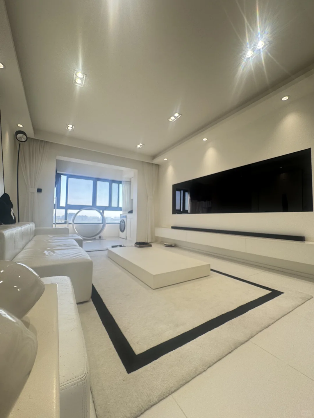 ✨ 阳光从落地窗涌进来，全屋亮到发光～