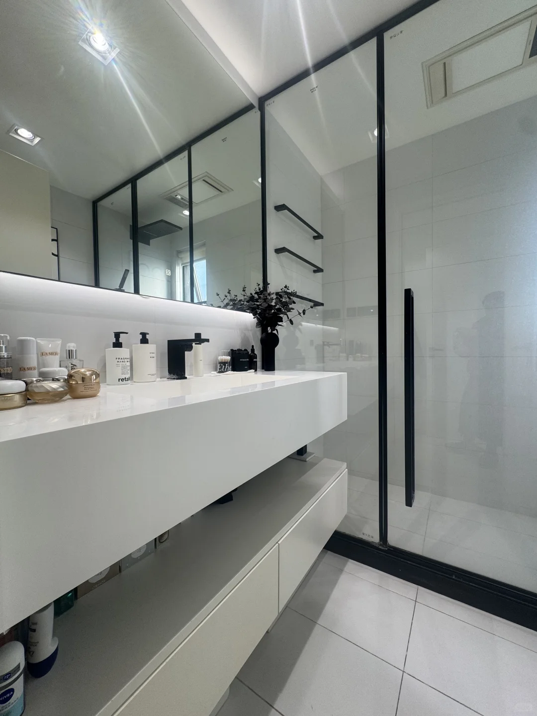 ✨ 阳光从落地窗涌进来，全屋亮到发光～