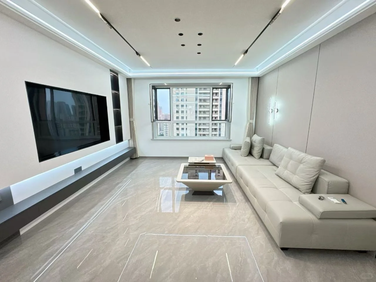 净月 三室一厅 130平 新房首租 压一付一