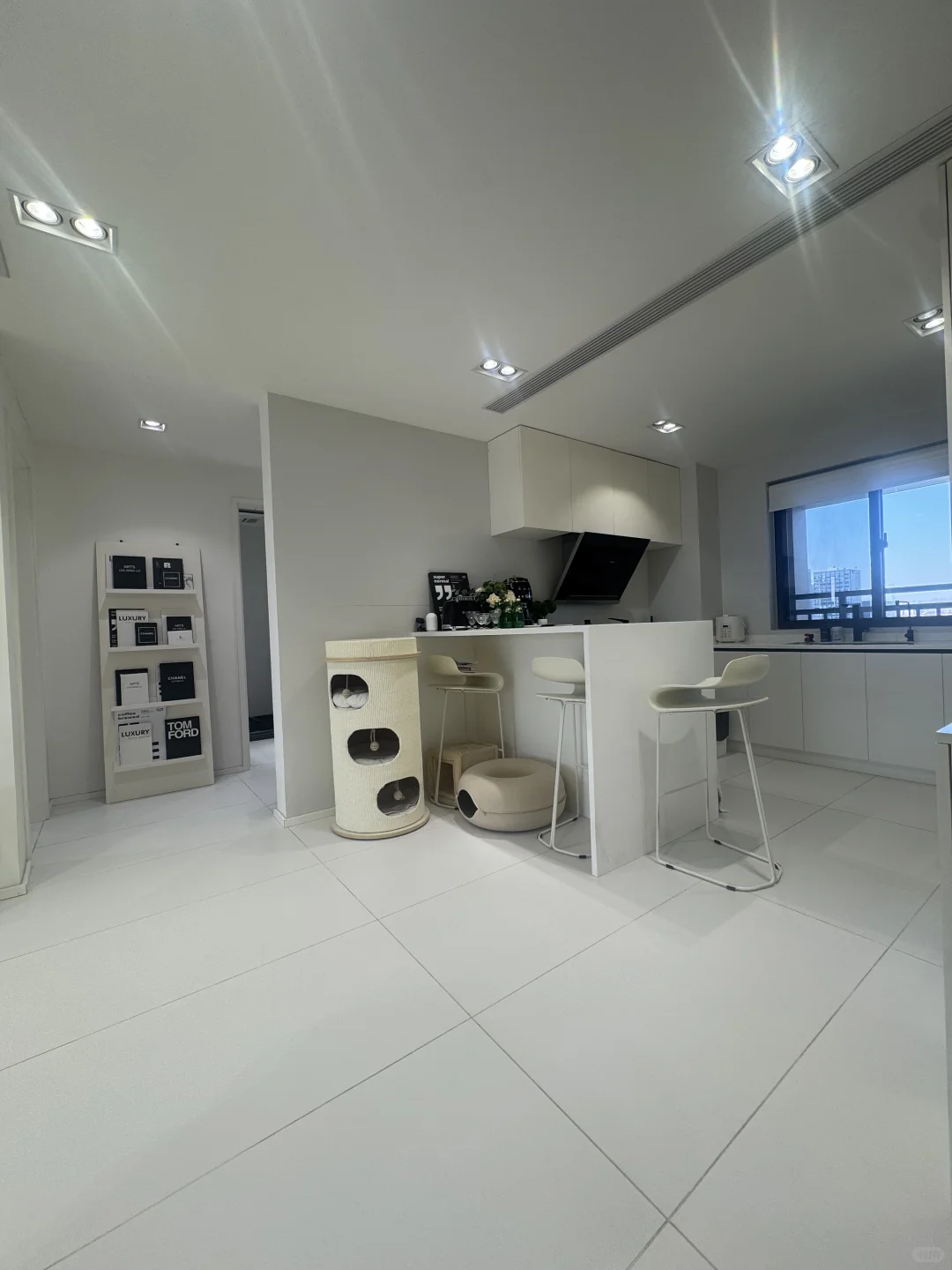 ✨ 阳光从落地窗涌进来，全屋亮到发光～