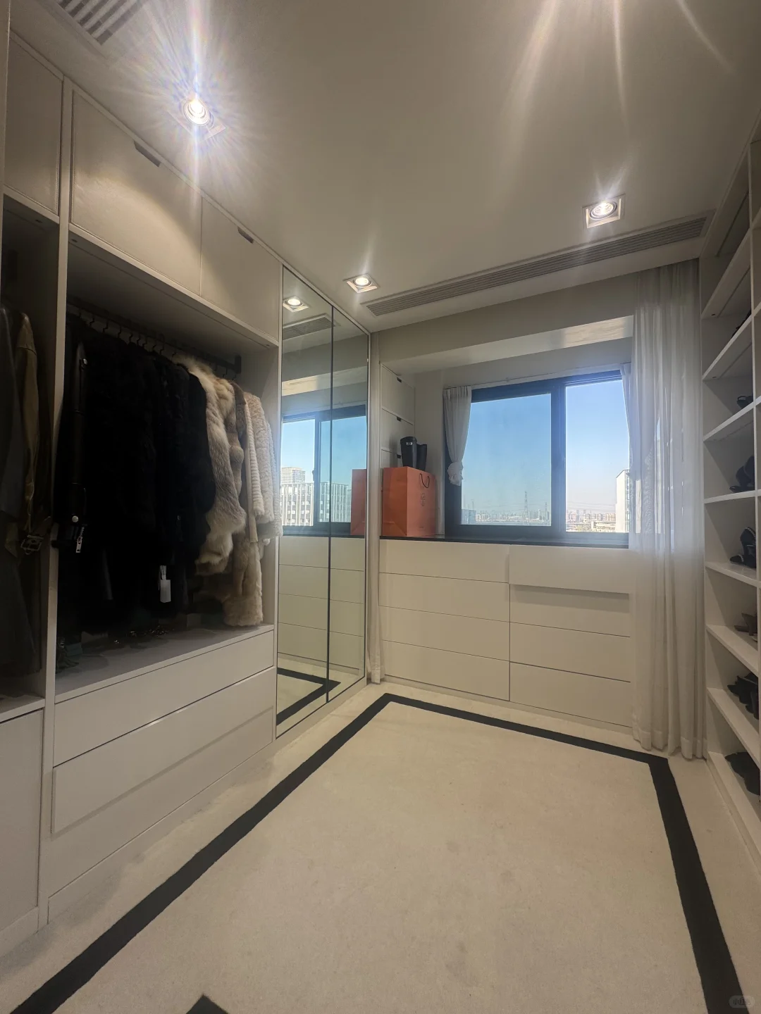 ✨ 阳光从落地窗涌进来，全屋亮到发光～