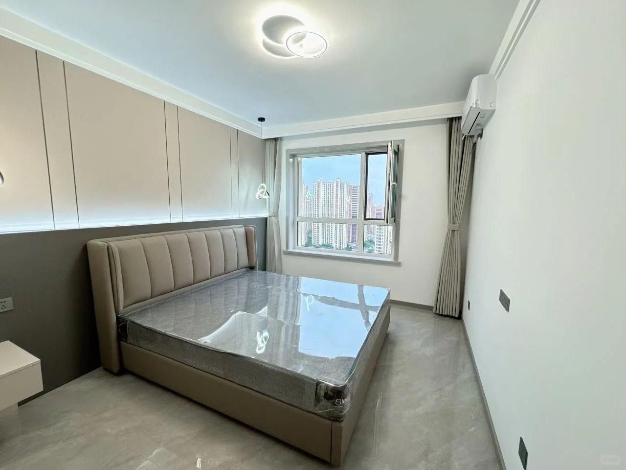 净月 三室一厅 130平 新房首租 压一付一