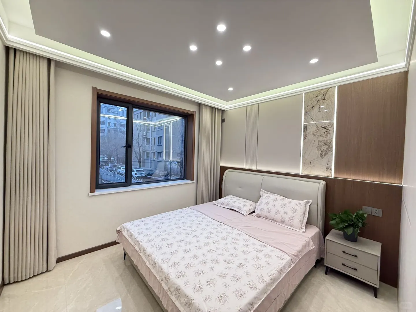 新市区 首付10万 大宽厅落地窗精装三居室