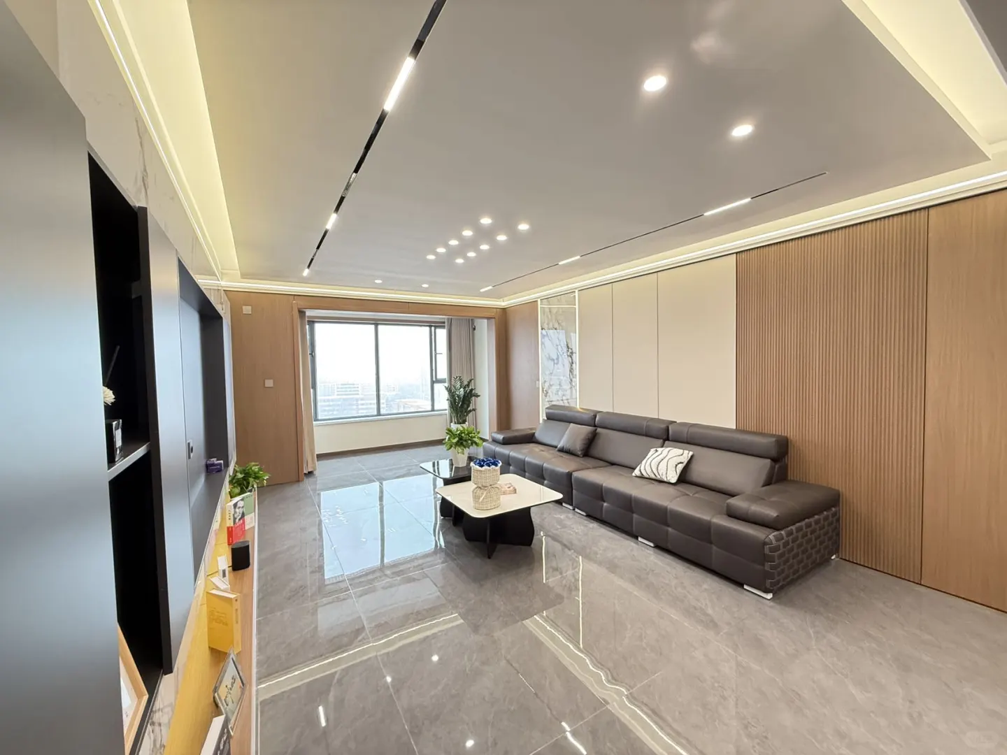 首付15万 喀什东路 万科广场旁 140平三室