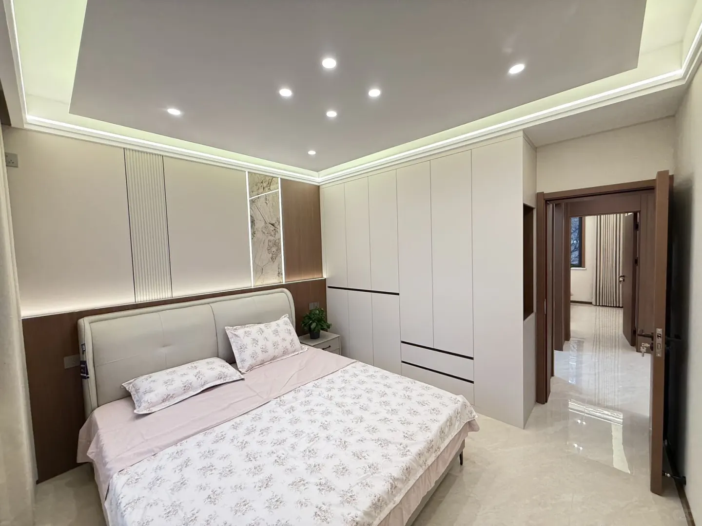 新市区 首付10万 大宽厅落地窗精装三居室