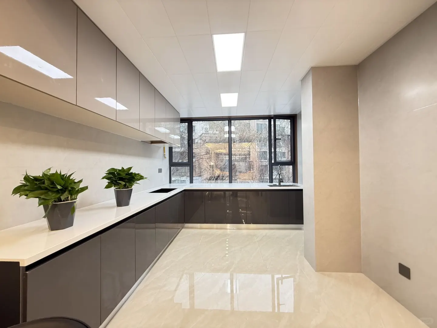 新市区 首付10万 大宽厅落地窗精装三居室