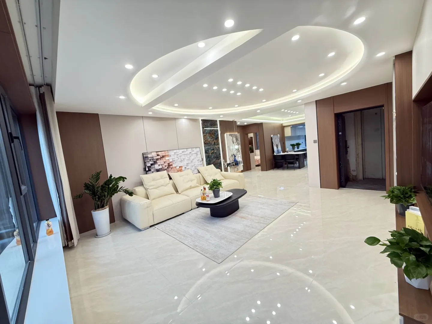 新市区 首付10万 大宽厅落地窗精装三居室