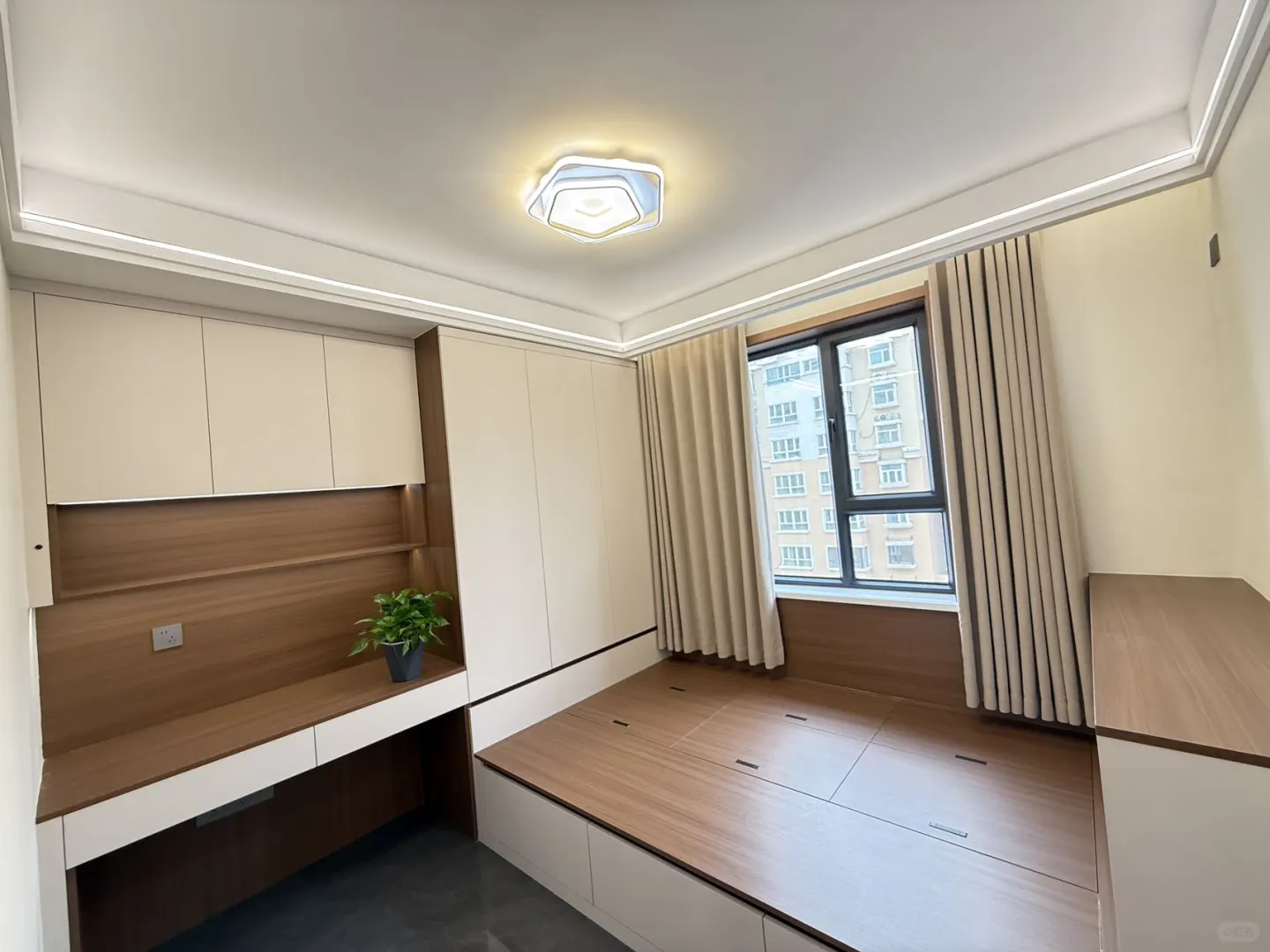 首付15万 喀什东路 万科广场旁 140平三室