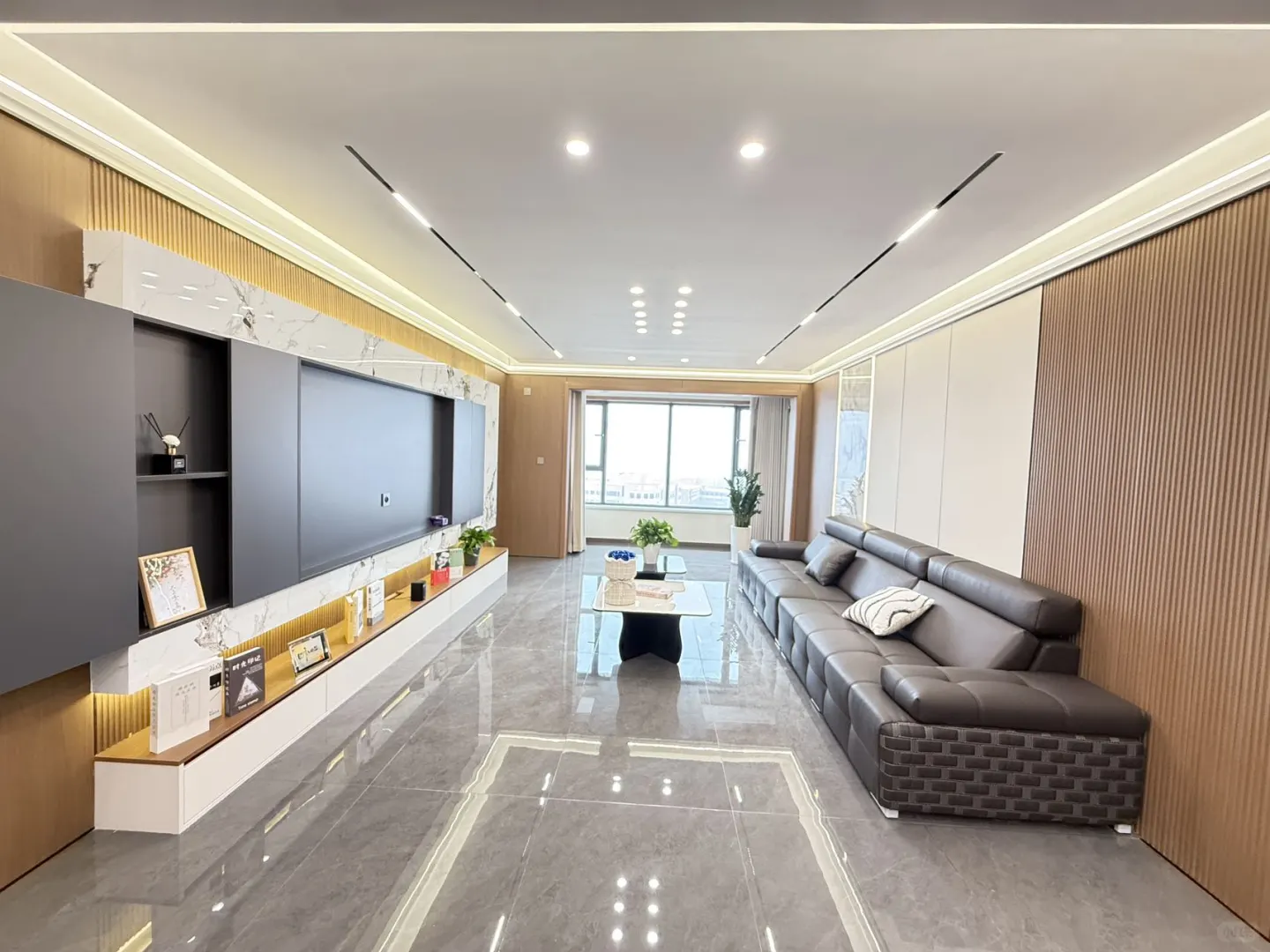 首付15万 喀什东路 万科广场旁 140平三室