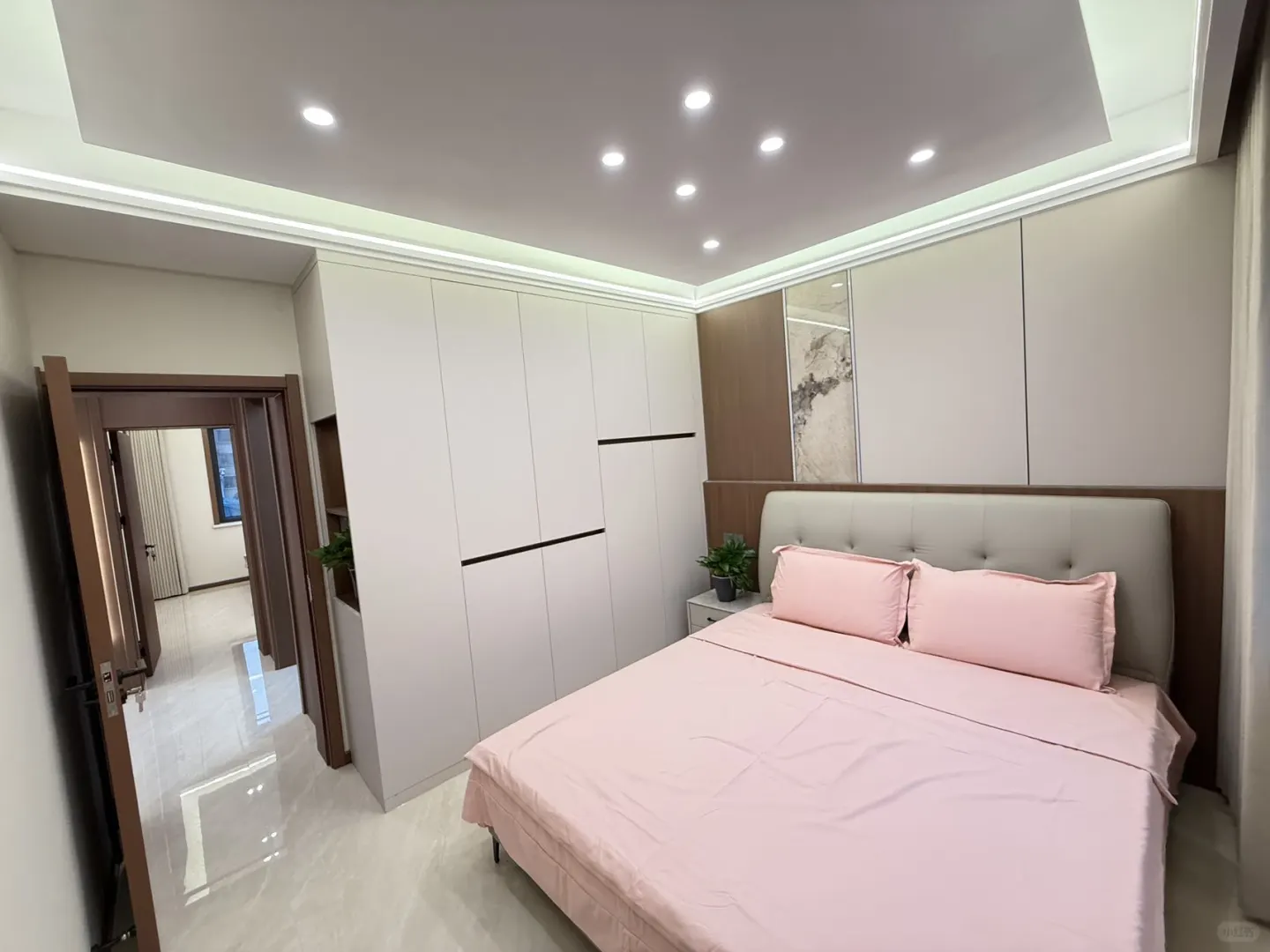 新市区 首付10万 大宽厅落地窗精装三居室