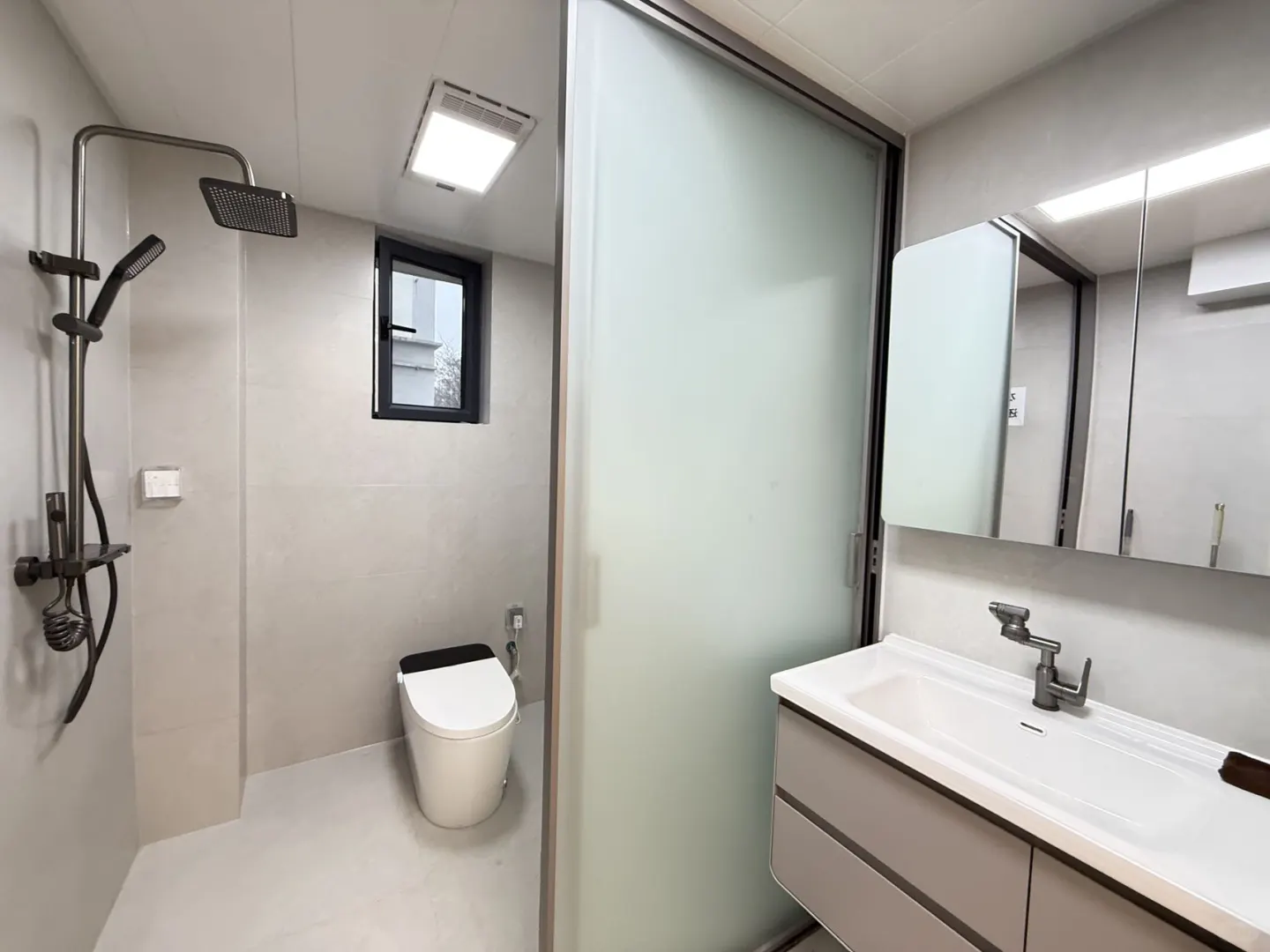 新市区 首付10万 大宽厅落地窗精装三居室