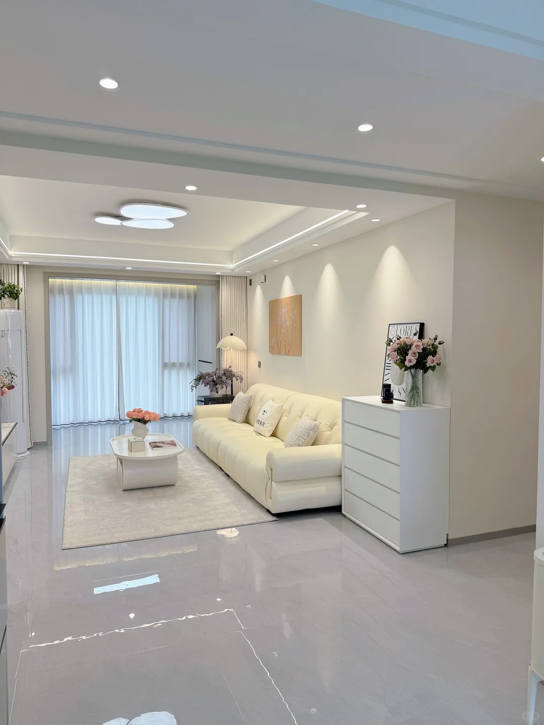 抄作业成功，白色沙发给我家客厅狠狠加分了～