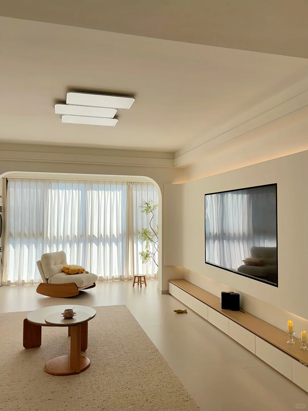 你可以永远相信奶油原木风！！吸顶灯好显大！