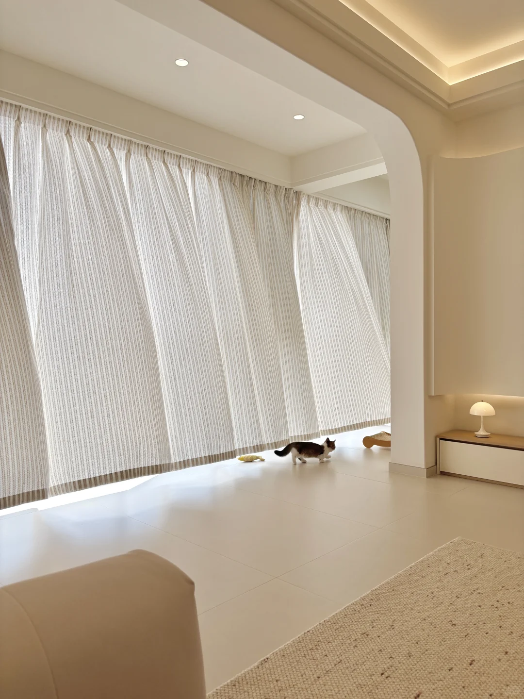 你可以永远相信奶油原木风！！吸顶灯好显大！