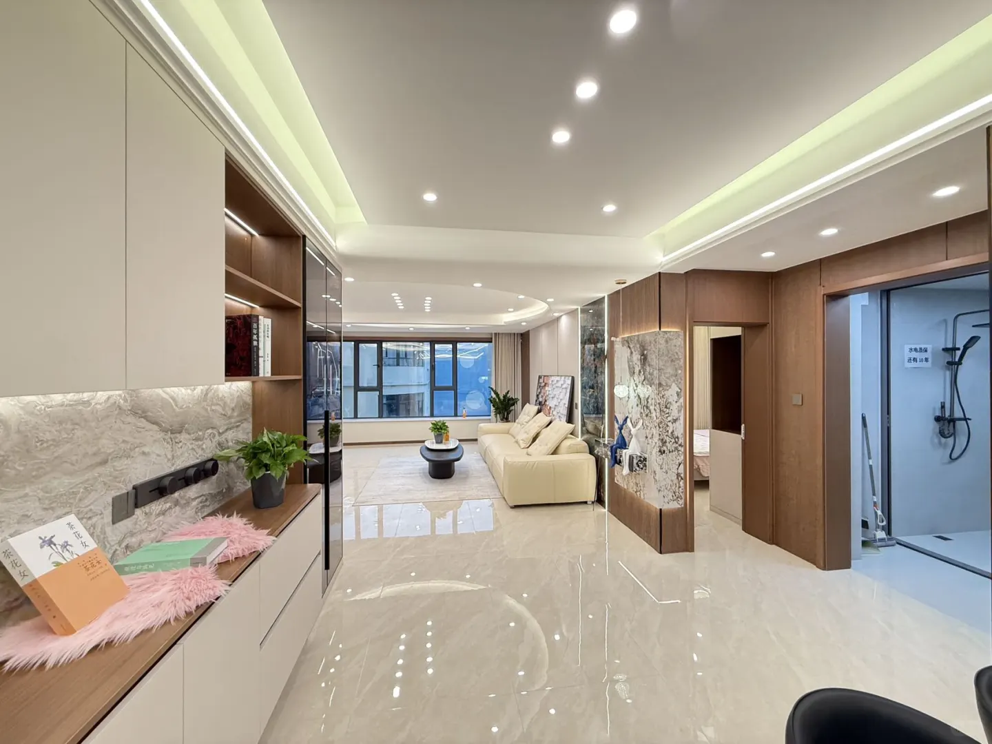 新市区 首付10万 大宽厅落地窗精装三居室