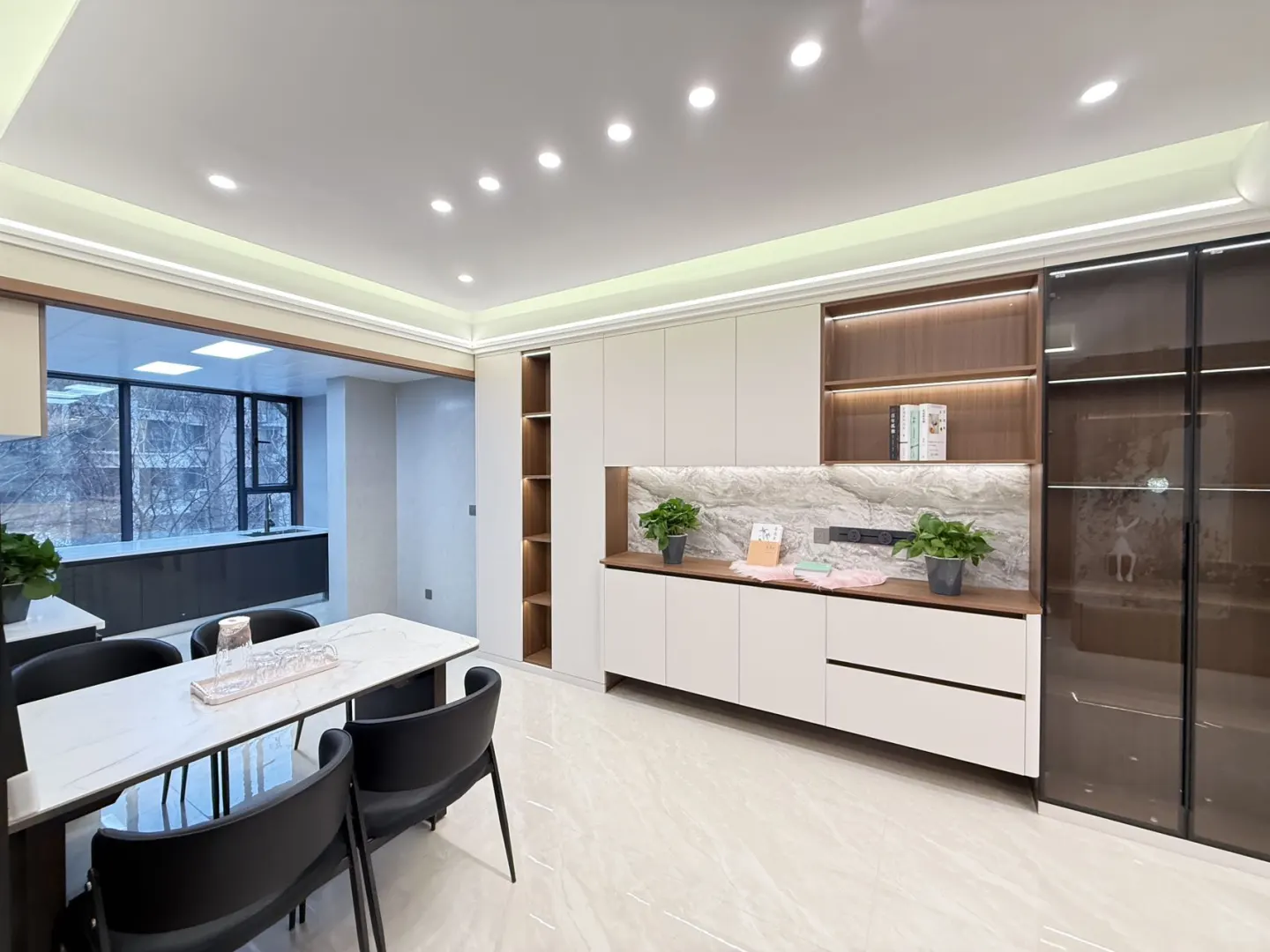 新市区 首付10万 大宽厅落地窗精装三居室