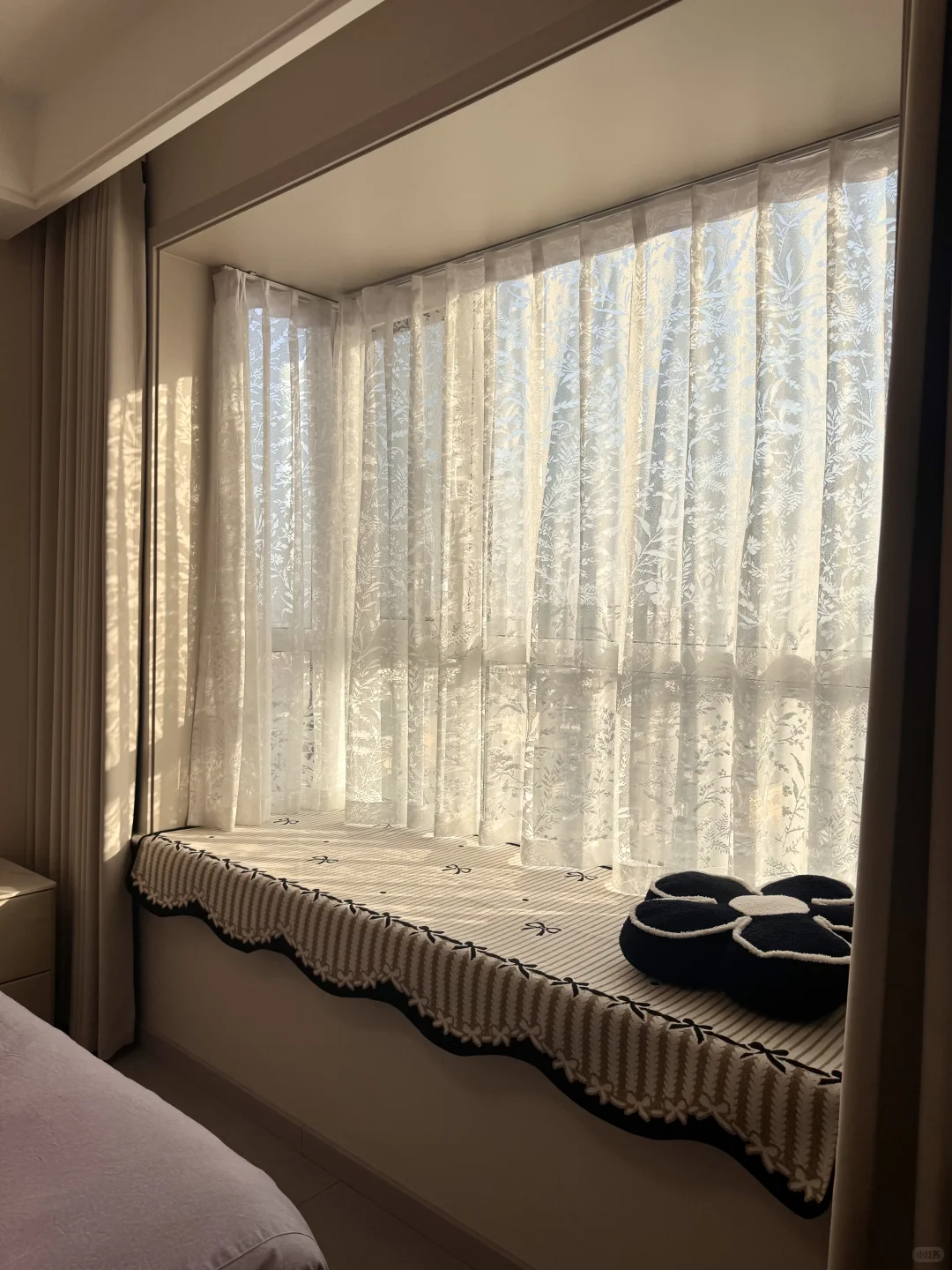 我的飘窗真的太有氛围感了🛏️