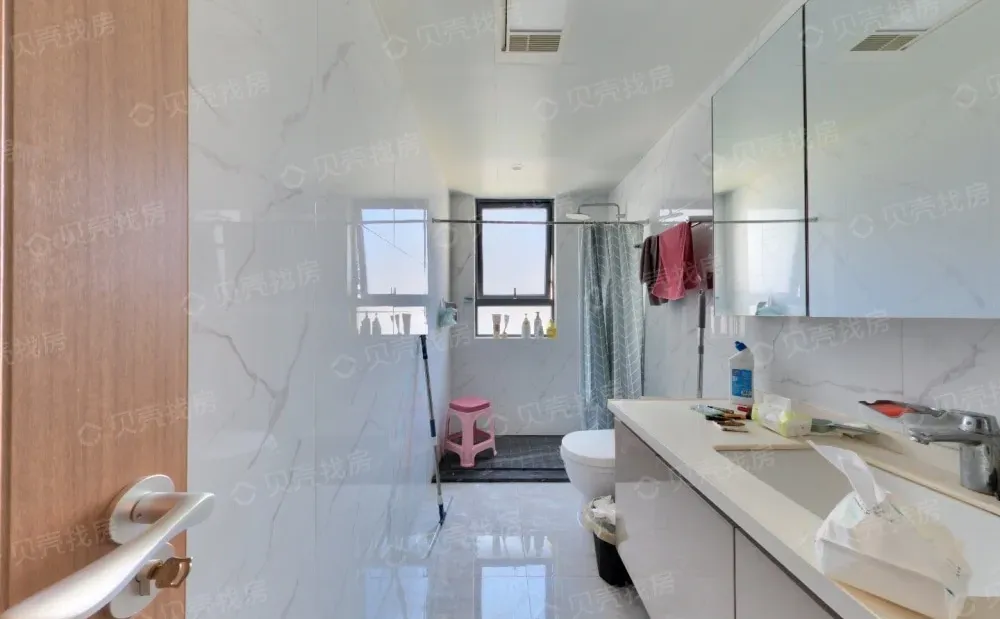 地铁口，次新房，湖景房，报价169万