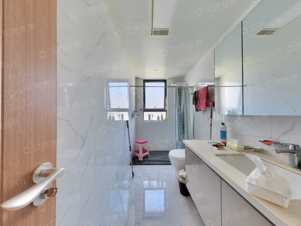 地铁口，次新房，湖景房，报价169万