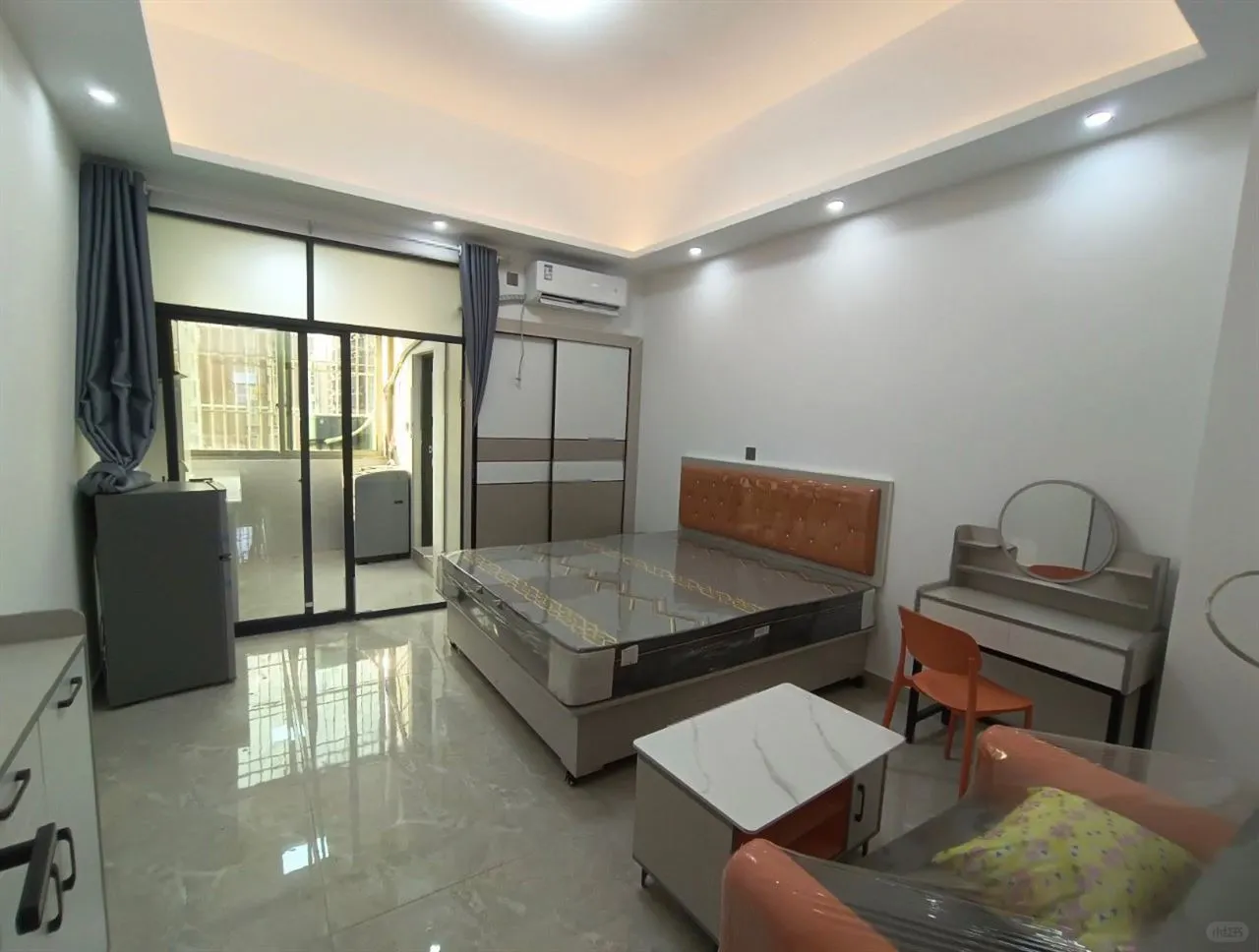 新房出租 可月付可短租万泰城单间现代精装修 光线好家私电齐