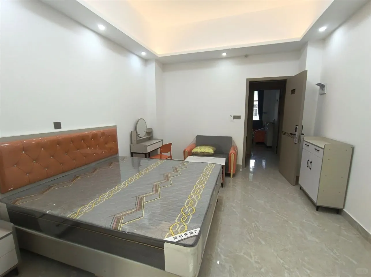 新房出租 可月付可短租万泰城单间现代精装修 光线好家私电齐