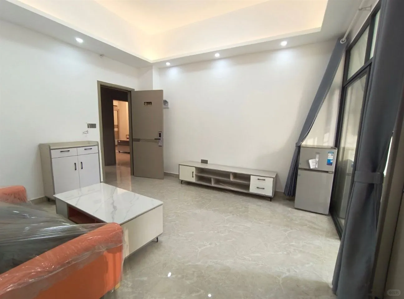 新房出租 可月付可短租万泰城单间现代精装修 光线好家私电齐