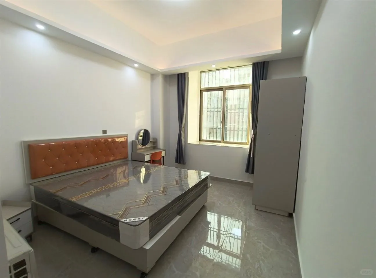 新房出租 可月付可短租万泰城单间现代精装修 光线好家私电齐