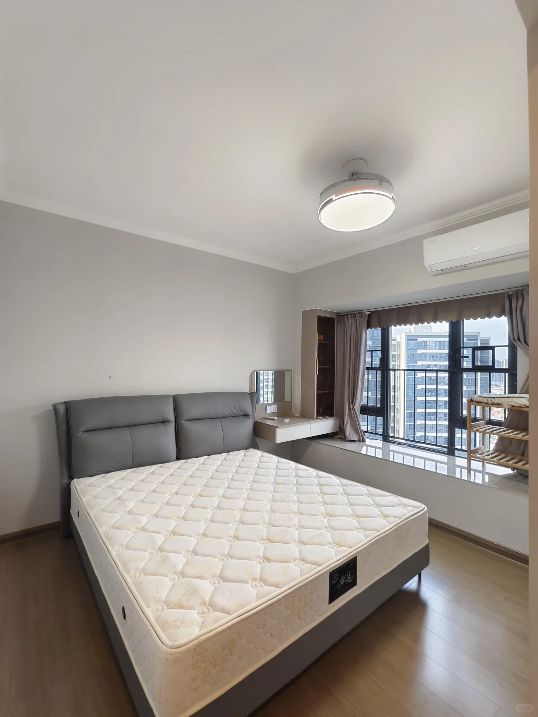 欧美金融城旁｜95㎡三房242万！精装修含车位