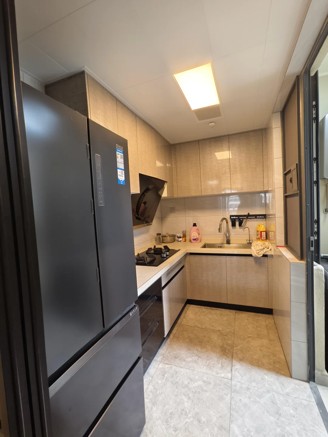 欧美金融城旁｜95㎡三房242万！精装修含车位