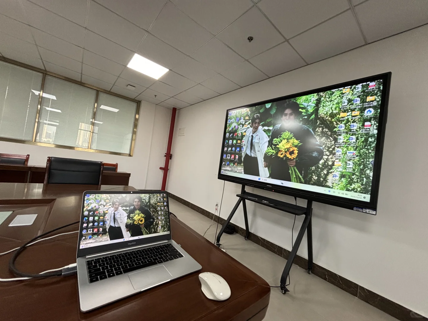 当用泰娱妹的电脑开组会😊