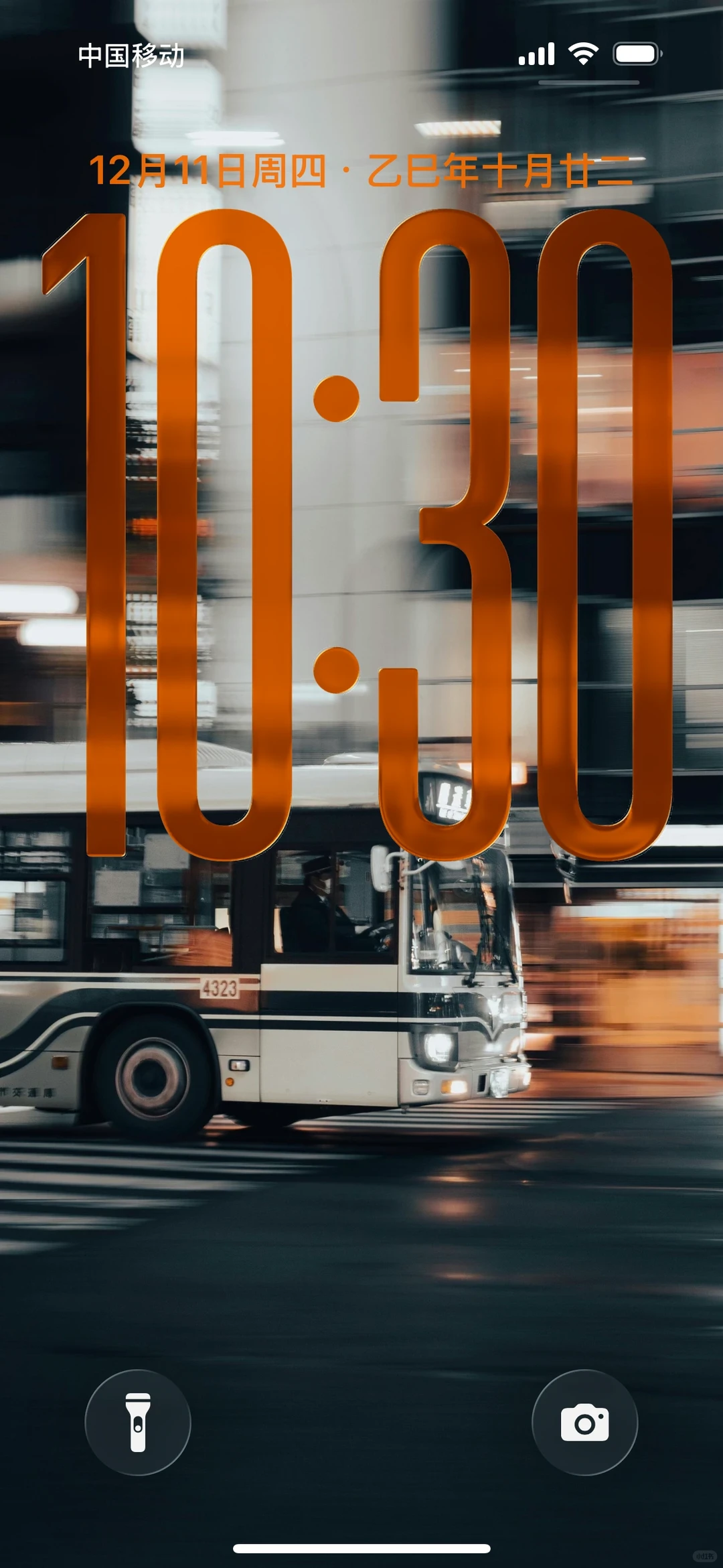 璀璨夜间公交车｜iOS26 壁纸 6