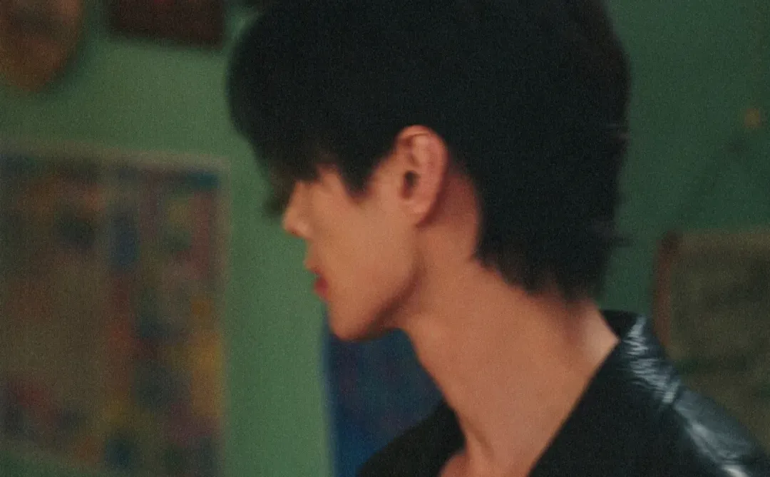 何与《双轨》壁纸｜自修 靳朝