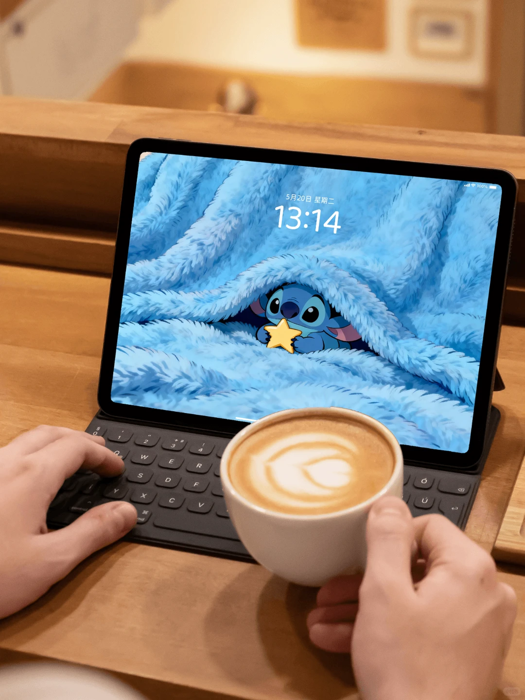 被窝里藏了个史迪仔｜iPad电脑壁纸