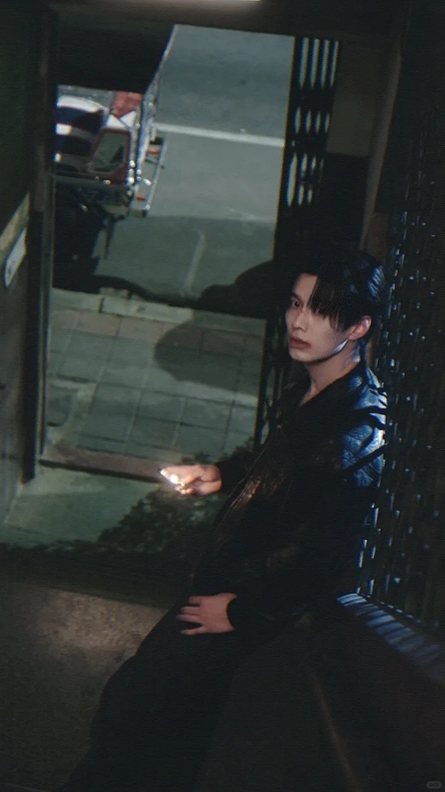 何与《双轨》壁纸｜自修 靳朝