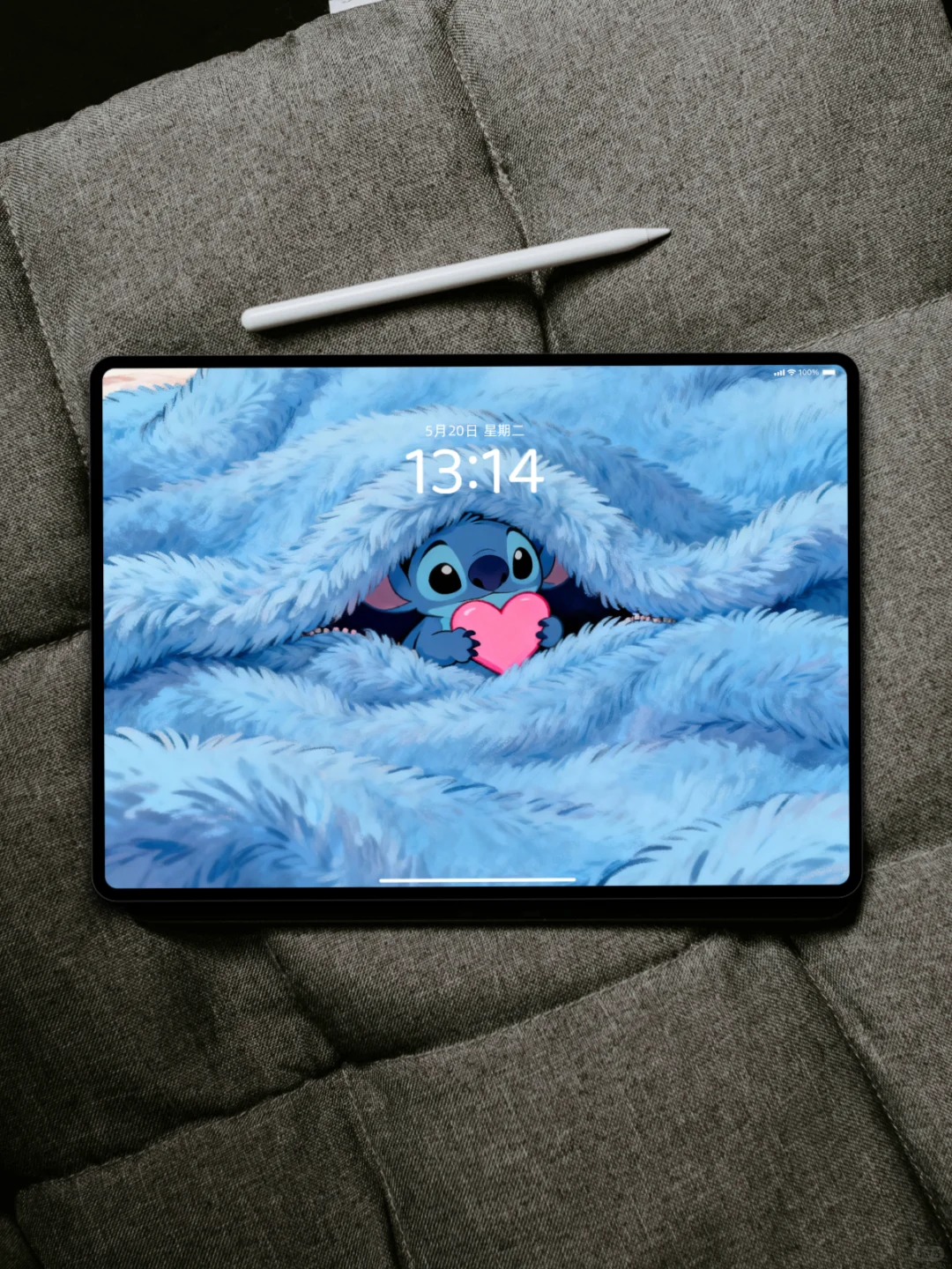 被窝里藏了个史迪仔｜iPad电脑壁纸